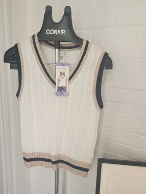Cable Knit V-Neck Sweater Vest - Xs